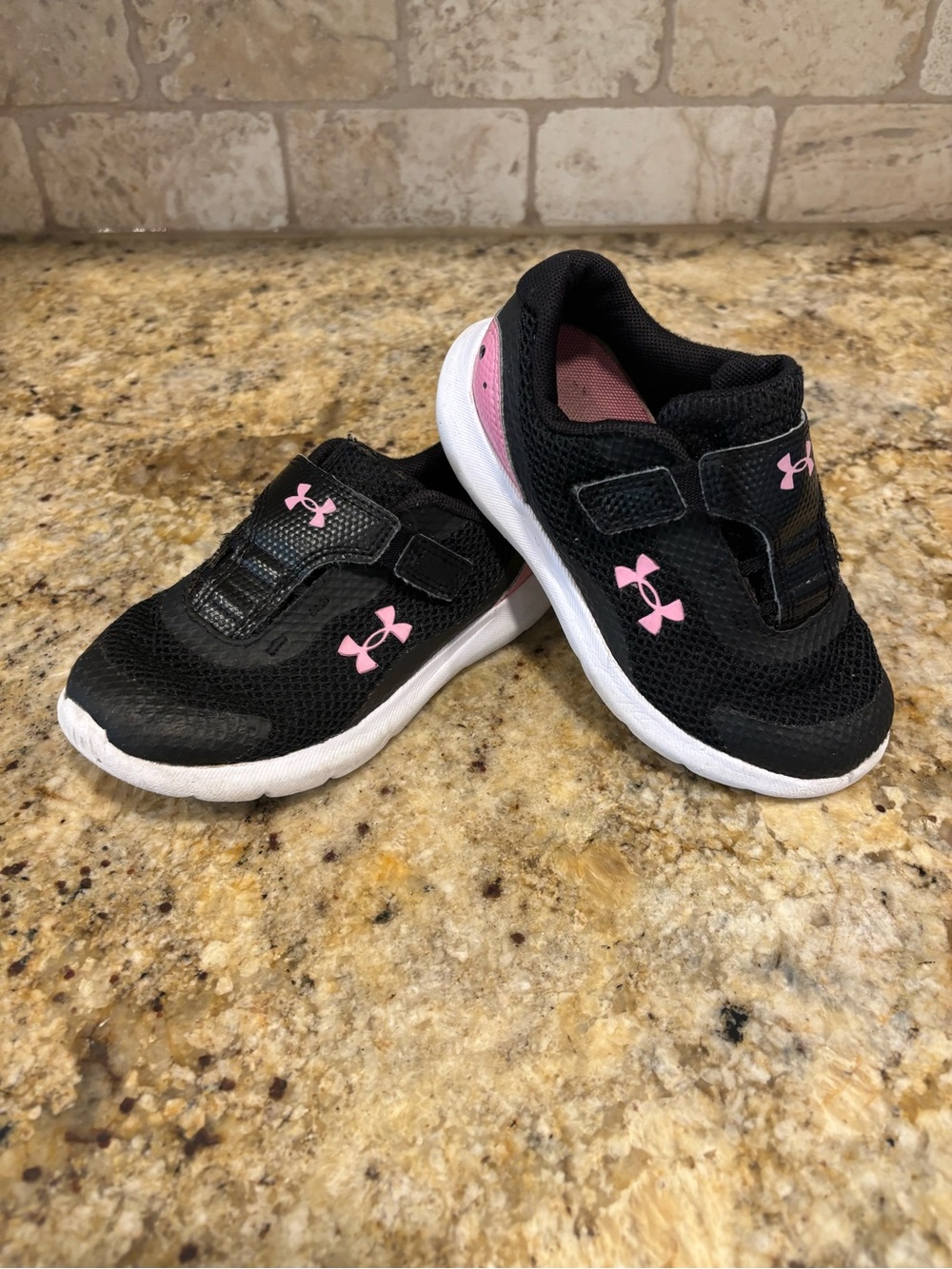 Under Armour Girls 10 Surge 3 Athletic Sneakers Black Pink White
